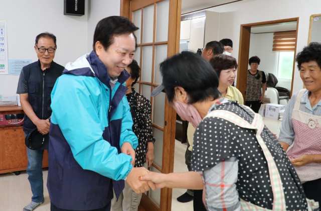 태풍 카눈 피해 최소화를 위해 현장을 찾아 점검하는 권기창 안동시장. 안동시 제공