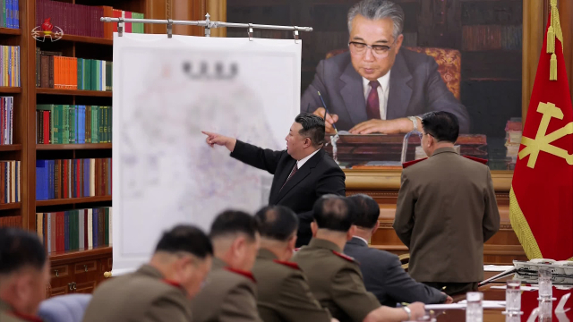 김정은 북한 국무위원장이 지난 9일 당중앙위원회 본부청사에서진행된 노동당 중앙군사위원회 제8기 제7차 확대회의에서 서울 지도를 가리키고 있다. [조선중앙TV 화면] [국내에서만 사용가능. 재배포 금지. For Use Only in the Republic of Korea. No Redistribution] 연합뉴스