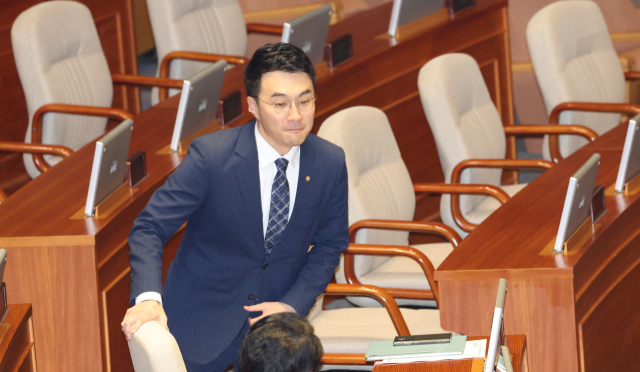 김남국 의원이 27일 국회 본회의에 참석하고 있다. 연합뉴스