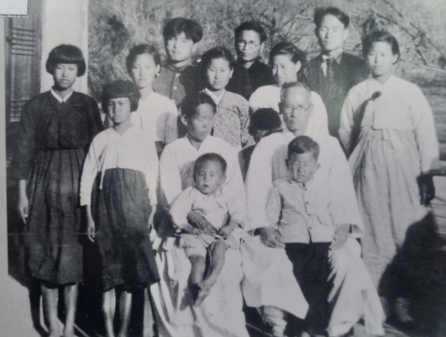 1946년 고 봉경 이원영 목사의 회갑 때 촬영한 가족사진. 오른쪽 첫 번째 두루마기에 안경을 쓴 남성이 고 이 목사, 둘째 줄 왼쪽 첫 번째 흰 저고리에 검은 치마를 입은 여성이 여섯째 이정옥 씨, 바로 뒤에 검은색 상하의를 입은 여성이 다섯째 이정순 씨. 가족 제공.