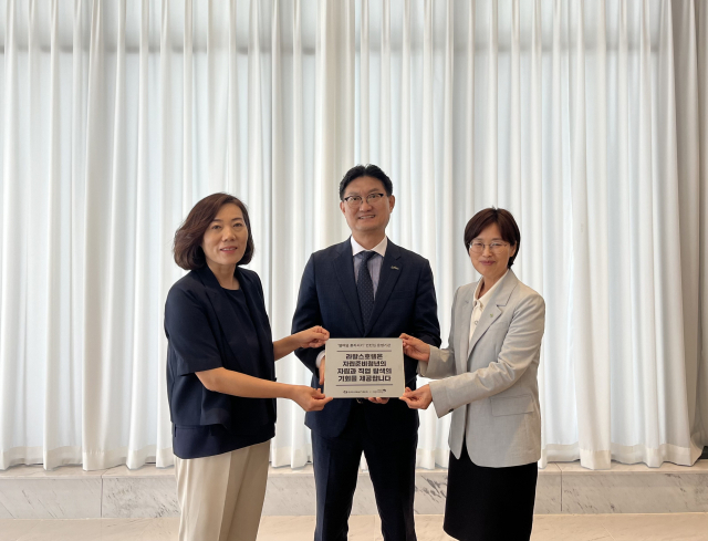 전혜수 한국수력원자력㈜ 상생협력처장(왼쪽), 이현소 라발스호텔 총지배인(가운데), 박정숙 초록우산 어린이재단 경북지역본부장(오른쪽)