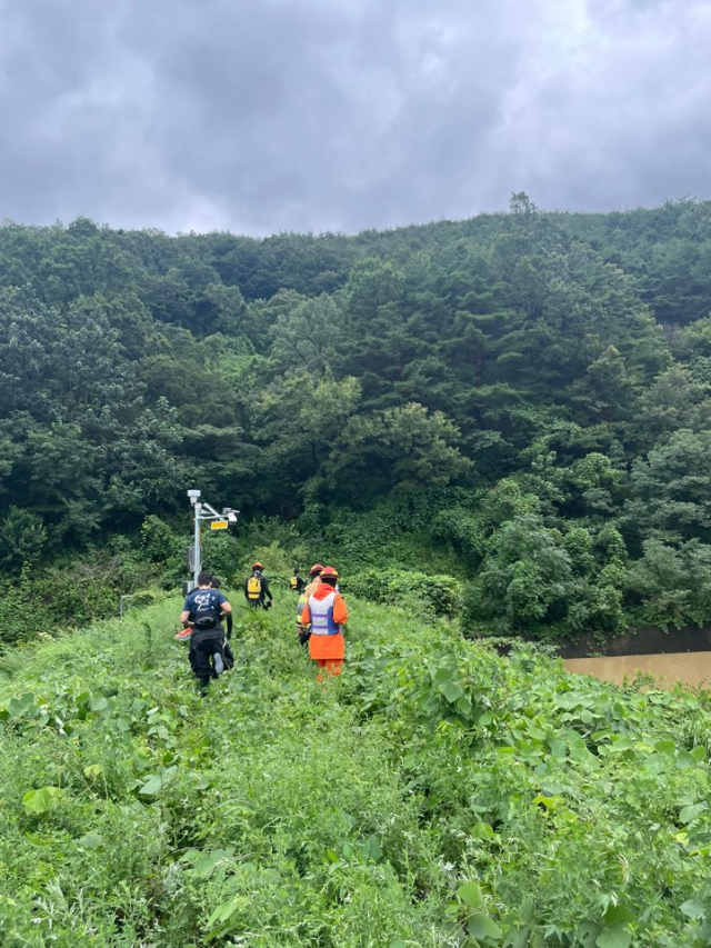 11일 소방 당국 등 관계자들이 대구 달성군 가창면 상원리에서 실종된 60대 남성을 찾고 있다. 대구소방안전본부 제공.