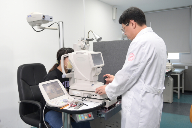 대구보건대 안경광학과를 방문한 학생이 시력검사를 받고 있는 모습. 대구보건대 제공