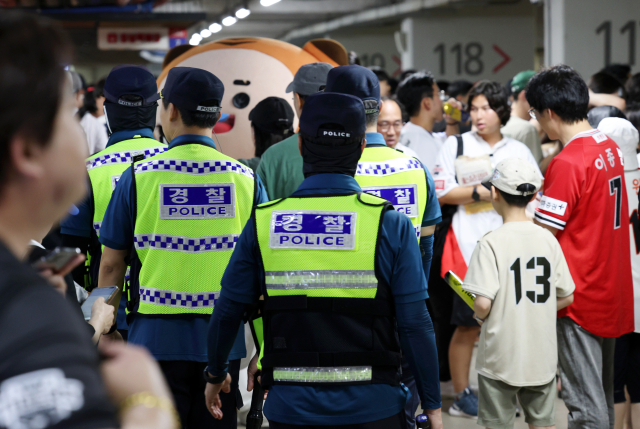 서울 신림역과 경기 서현역의 흉기 난동 사건 이후 인터넷에 살인 예고 게시글이 이어지고 있는 8일 LG 트윈스와 KIA 타이거즈의 프로야구 경기가 열린 광주기아챔피언스필드에서 경찰이 순찰하고 있다. 연합뉴스