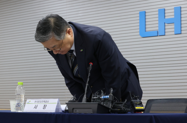 2023년 8월 11일 오전 서울 강남구 한국토지주택공사(LH) 서울지역본부에서 열린 무량판 구조가 적용된 아파트 전수조사 관련 기자회견에서 이한준 사장이 인사하고 있다. 이 사장은 91개 아파트 단지 전수조사 과정에서 철근이 누락된 단지 5곳이 누락 정도가 경미하다고 자체 판단해 지난 발표에서 제외했다는 사실을 발표했다. 연합뉴스