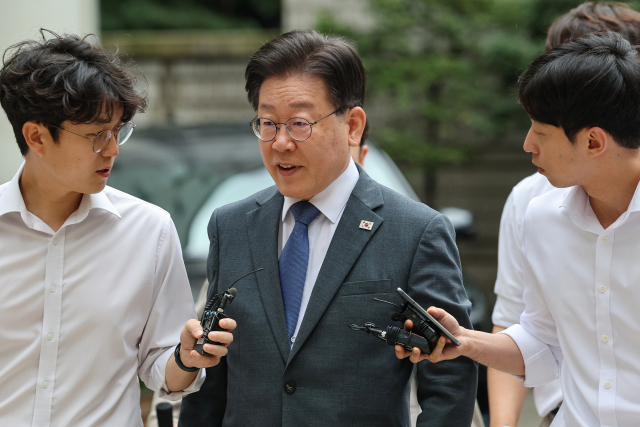 지난 대선 과정에서 허위 발언을 한 혐의로 재판에 넘겨진 더불어민주당 이재명 대표가 11일 오전 서울 서초구 서울중앙지방법원에서 열린 공직선거법 위반 1심 속행 공판에 출석하고 있다. 연합뉴스
