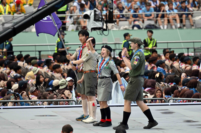 11일 서울 마포구 서울월드컵경기장에서 열린 2023 새만금 세계스카우트잼버리 폐영식에서 차기 개최국인 폴란드 대원들에게 스카우트 깃발이 전달되고 있다. 연합뉴스
