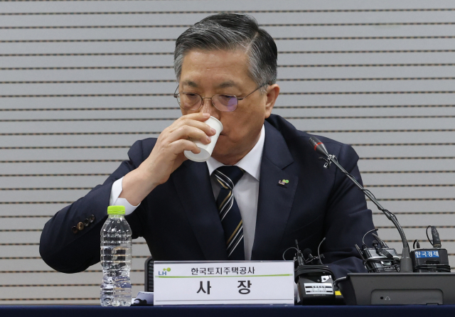 11일 오전 서울 강남구 한국토지주택공사(LH) 서울지역본부에서 열린 무량판 구조가 적용된 아파트 전수조사 관련 기자회견에서 이한준 사장이 물을 마시고 있다. 이 사장은 91개 아파트 단지 전수조사 과정에서 철근이 누락된 단지 5곳이 누락 정도가 경미하다고 자체 판단해 지난 발표에서 제외했다는 사실을 발표했다. 연합뉴스