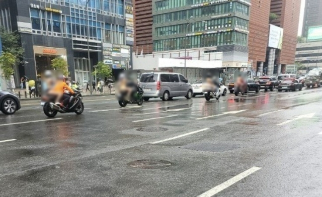 11일 오후 서울 강남구 테헤란에서 비키니 차림 여성을 각각 뒷자리에 태운 오토바이 4대가 돌아다니고 있다는 신고가 경찰에 접수됐다. 온라인 커뮤니티 캡처