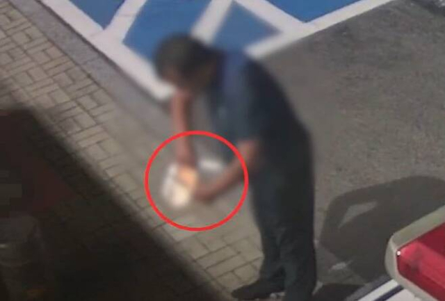 술에 취한 A씨가 파출소 앞에서 흉기를 꺼내고 있는 모습. 경찰청 유튜브