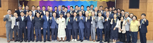 12일 안동체육관에서는 조합원 등 5천여명이 참석한 가운데 안동농협 창립 50주년을 기념하는 행사가 열렸다. 기념행사에 앞서 참석한 내빈들이 안동농협의 미래 100년을 위해 화이팅을 외치고 있다. 엄재진 기자