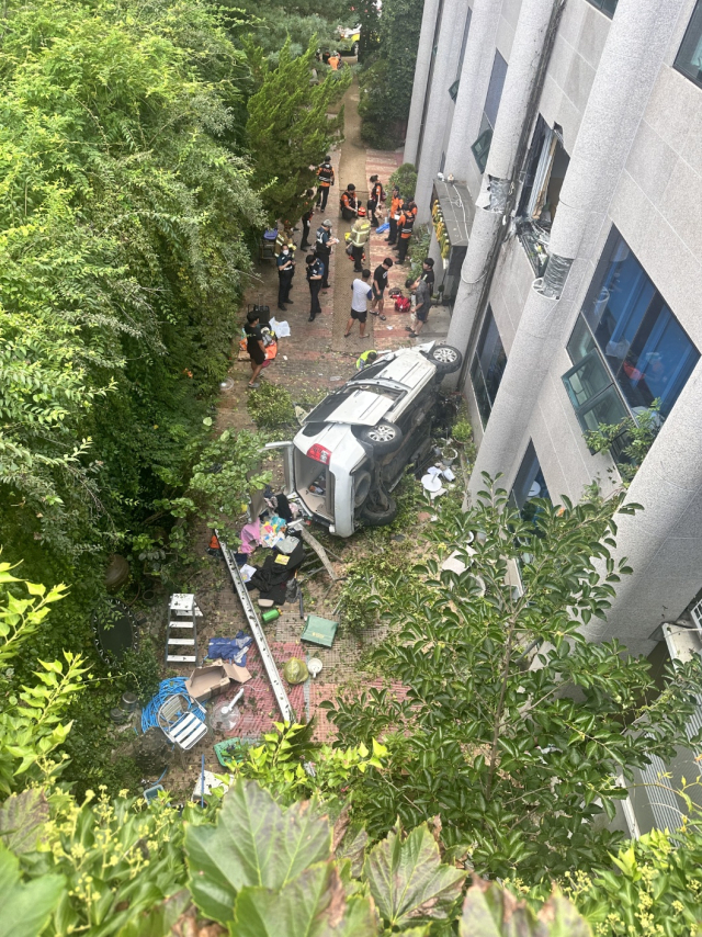 지난 12일 오후 5시 1분쯤 경북 안동시 송현동 한 내리막길에서 카니발 승합차량이 도로 난간을 뚫고 5층 유치원 건물 2층에 부딪혀 추락한 모습. 안동소방서 제공