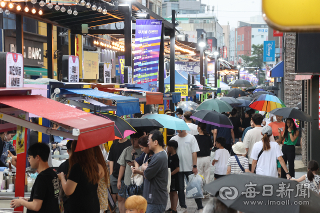 포항 중앙상가 야시장이 개장 첫날인 12일 약 5만명(포항시 추산)의 인파가 찾으며 오랜만에 옛 도심에 활력을 불어넣었다. 신동우 기자