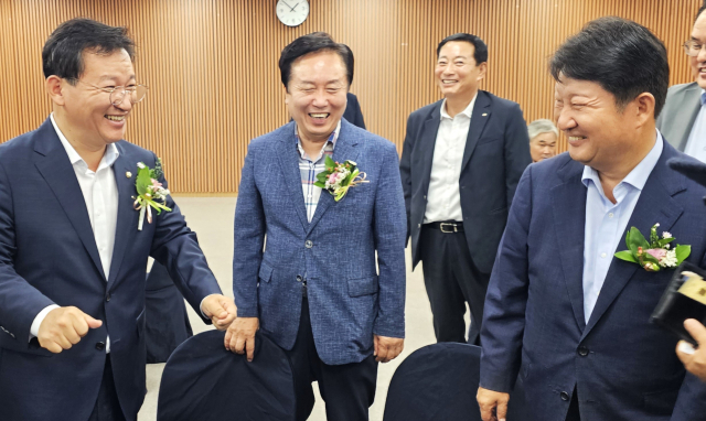 권영진 전 대구시장이 12일 안동농협 창립 50주년 기념행사에 참석하면서 내년 총선을 염두에 둔 본격 행보에 나섰다는 해석이다. 김형동 국회의원, 권기창 안동시장과 환하게 웃고 있는 권 전 시장. 엄재진 기자