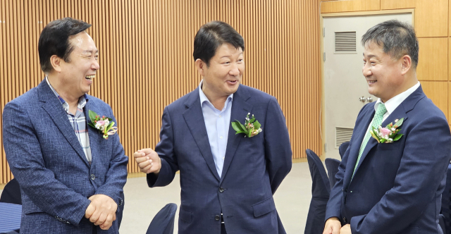 권영진 전 대구시장이 12일 안동농협 창립 50주년 기념행사에 참석하면서 내년 총선을 염두에 둔 본격 행보에 나섰다는 해석이다. 권기창 안동시장과 권태형 안동농협 조합장과 얘기하고 있는 권 전 시장. 엄재진 기자