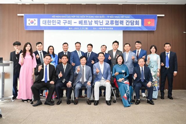 지난달 31일 서울 롯데시티호텔에서 열린 구미-베트남 박닌시 교류협력 간담회에서 김장호(앞줄 오른쪽 세번째) 구미시장과 응우옌 쏭 하(앞줄 왼쪽 세번째) 베트남 박닌시장 등 양 도시 관계자들이 기념촬영을 하고 있다. 구미시 제공