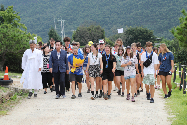 권기창 안동시장이 병산서원을 찾은 스카웃 대원들에게 병산서원을 소개하며 함께 걷고 있다. 안동시 제공