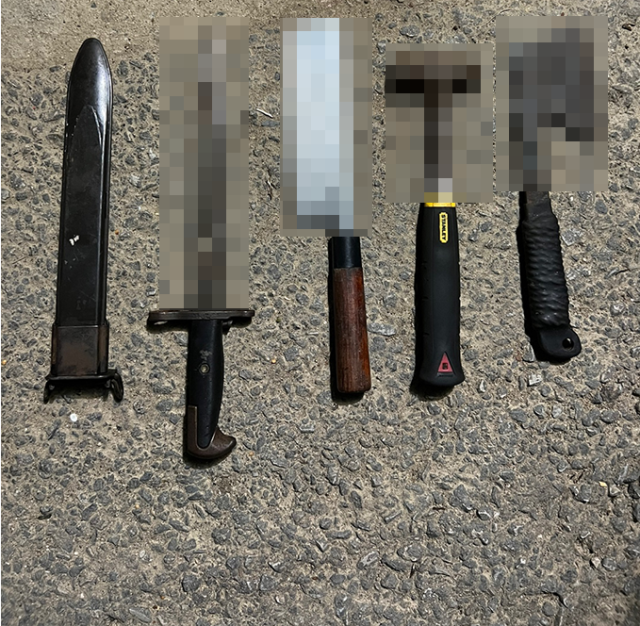 지난 8일 오후 12시 15분쯤 수성구 학원가 일대에서 31.5cm 길이의 중식도를 꺼내 행인들이 볼 수 있게 수차례 허공에 휘두른 혐의로 구속된 A씨가 검거 당시 소지하고 있던 흉기들. 대구 수성경찰서 제공