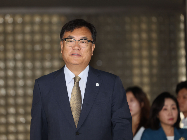 고 노무현 전 대통령의 명예를 훼손한 혐의로 재판에 넘겨진 국민의힘 정진석 의원이 10일 오후 서울 서초구 서울중앙지방법원에서 열린 1심 선고 공판에서 징역 6개월을 선고받은 뒤 법정을 나서고 있다. 연합뉴스