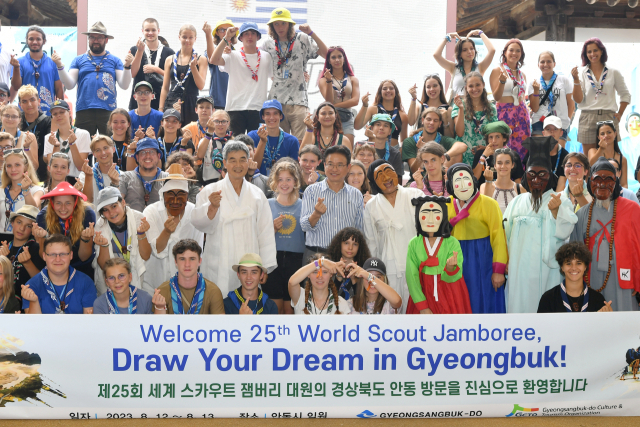 13일 경북도와 경북도문화관광공사에 따르면 전날 세계스카우트 잼버리 공식 일정이 끝난 뒤 독일 참가자 273명, 포르투갈 참가자 13명이 경주에 도착해 오는 19일까지 경주 불국사와 골굴사에서 템플스테이를 체험한다. 경북도 제공