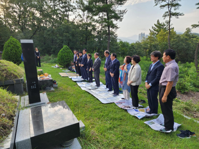 윤재옥 국민의힘 원내대표(대구 달서구을)가 지난 12일 달서구 시·구의원들과 함께 대구 달성군에 위치한 고(故) 이해봉 전 국회의원의 묘소를 찾았다. 윤재옥 원내대표 페이스북