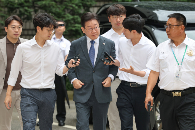 지난 대선 과정에서 허위 발언을 한 혐의로 재판에 넘겨진 더불어민주당 이재명 대표가 지난 11일 서울 서초구 서울중앙지방법원에서 열린 공직선거법 위반 1심 속행 공판에 출석하고 있다. 연합뉴스