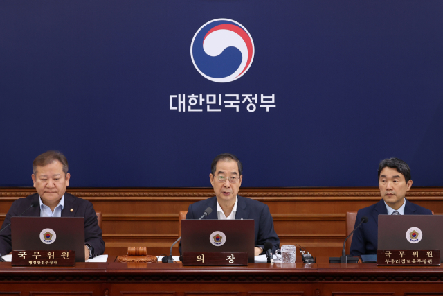 한덕수 국무총리가 14일 오전 서울 종로구 정부서울청사에서 열린 국무회의에 참석해 최근 현안과 안건을 설명하고 있다. 연합뉴스