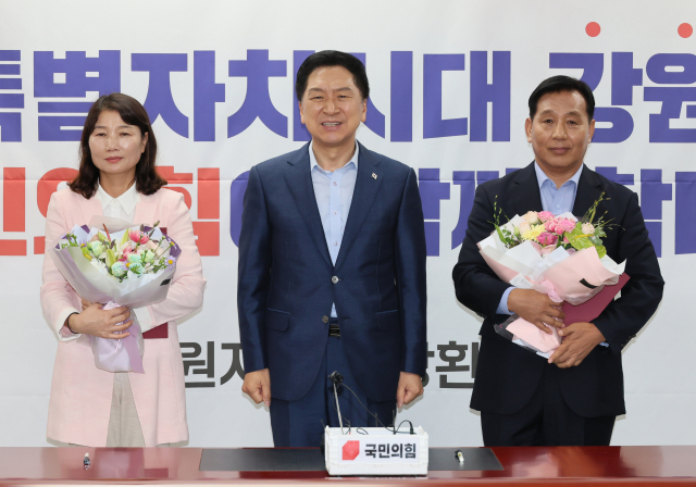 국민의힘 김기현 대표가 14일 강원 원주시 국민건강보험공단에서 열린 강원지역 주요인사 입당식에서 이날 입당한 박주현 전 동해시 의원(왼쪽), 김종문 전 동해시 부시장(오른쪽)과 기념촬영을 하고 있다. 연합뉴스