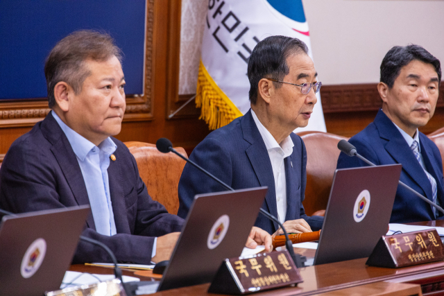 한덕수 국무총리가 14일 오전 서울 종로구 정부서울청사에서 열린 국무회의에 참석해 이날 국무회의에서 의결될 8.15 광복절 특사와 관련된 발언을 하고 있다. 연합뉴스