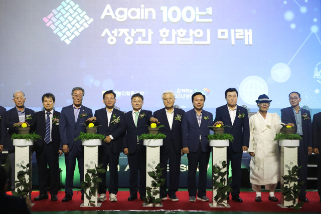 12일 안동체육관에서는 조합원 등 5천여명이 참석한 가운데 안동농협 창립 50주년을 기념하는 행사가 열렸다. 안동농협 제공