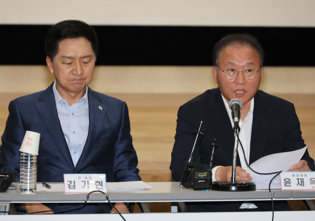 국민의힘 윤재옥 원내대표가 14일 강원 원주시 국민건강보험공단에서 열린 강원 현장최고위원회의에서 발언하고 있다. 왼쪽은 김기현 대표. 연합뉴스