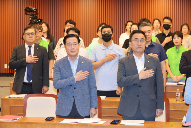 이태규 국민의힘 의원이 14일 오후 국회에서 열린 교권회복 및 보호 강화를 위한 국회 공청회에서 국기에 경례를 하고 있다. 연합뉴스