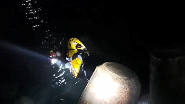 지난 13일 오후 경주시 양남면 앞바다에서 만취상태로 바다에 들어간 20대 남성을 해경 구조대가 구조하고 있다. 포항해양경찰서 제공.