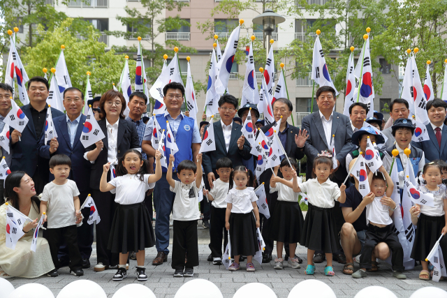 한국자유총연맹 대구북구지회는 14일 고성동 오페라 트루엘 시민의 숲 700여 세대에 태극기를 배부하고고 