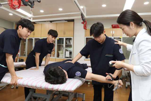 구미대 물리치료과 학생들이 교내 실습실에서 실습에 참여하고 있다. 구미대 제공