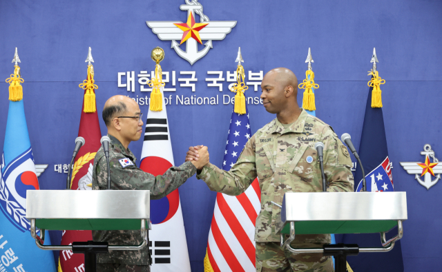 이성준 합동참모본부 공보실장과 아이작 테일러 한미연합사 공보실장이 14일 오전 서울 용산구 국방부에서 열린 한미연합연습