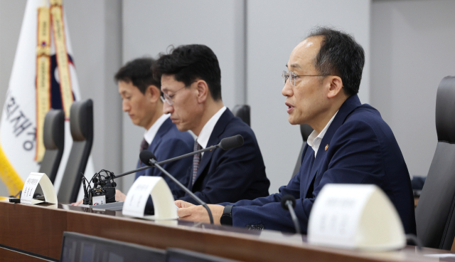 추경호 경제부총리 겸 기획재정부 장관(오른쪽)이 14일 오후 세종시 정부세종청사에서 열린 국유재산정책심의위원회를 주재하고 있다. 연합뉴스