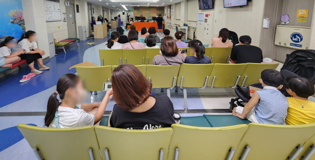 독감 환자로 붐비는 대구 한 종합병원 소아청소년과 대기실. 사진은 기사내용과 무관함. 매일신문 DB.