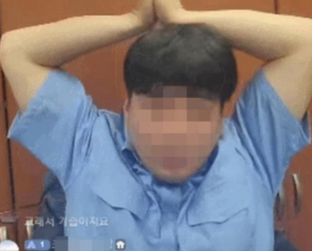대통령실 앞 용산공원 경비원이 야간 근무를 서는 도중 실시간 개인 방송을 하다 적발됐다. 현재 해당 경비원은 다른 직원으로 교체된 상태다. 연합뉴스