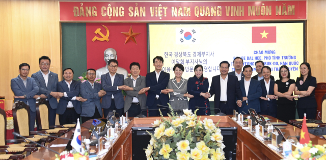 이달희 경북도 경제부지사(가운데)가 베트남에서 응우옌 탄 하이(Nguyen Thanh Hai) 타이응우엔성 당서기 등과 교류협력 간담회를 갖고 기념촬영을 하고 있다. 경북도 제공