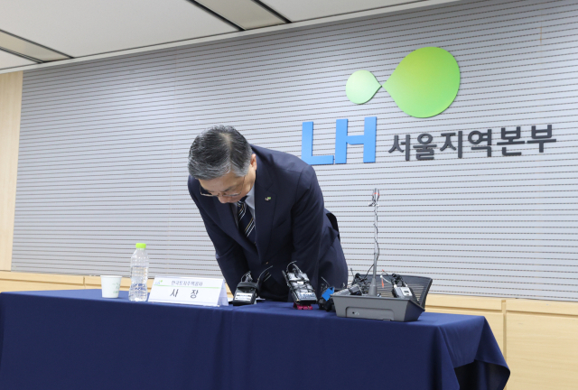11일 오전 서울 강남구 한국토지주택공사(LH) 서울지역본부에서 열린 무량판 구조가 적용된 아파트 전수조사 관련 기자회견에서 이한준 사장이 인사하고 있다. 연합뉴스