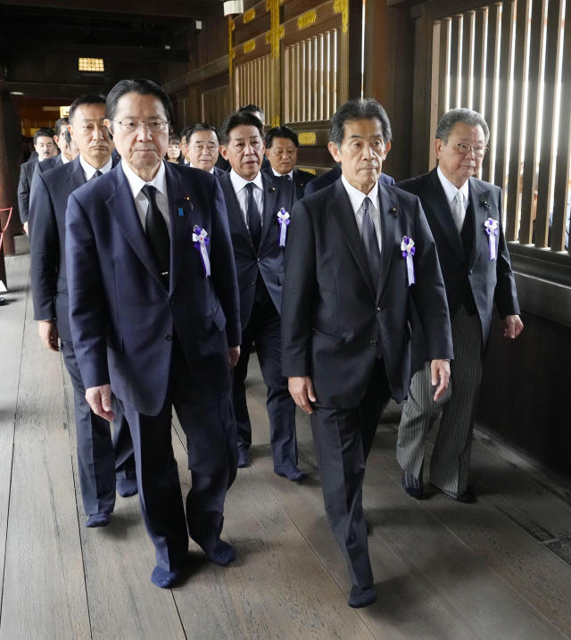 일본 자민당의 아이자와 이치로 의원(가운데) 등