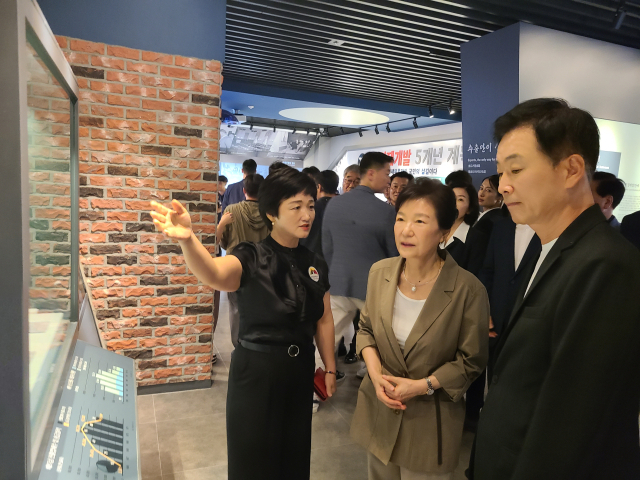 박근혜 전 대통령이 15일 구미 상모동 박정희 대통령 역사자료관에서 아버지의 유품과 기념물을 둘러보고 있다. 조규덕 기자