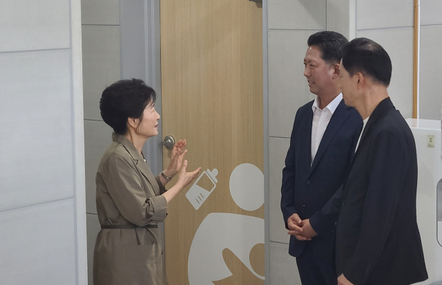 15일 박근혜 전 대통령이 박정희 대통령 역사자료관을 둘러본 뒤 김장호 구미시장과 대화를 하고 있다. 김장호 구미시장은 박근혜 정부 시절 청와대 행정관을 지냈다. 조규덕 기자