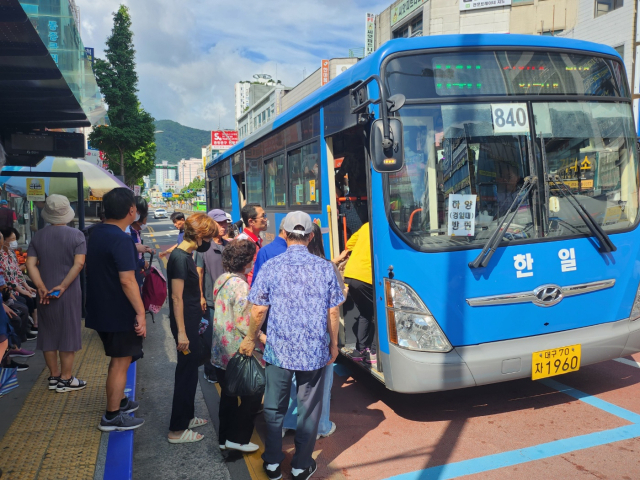 경산시장 버스 정류장에서 840번 버스를 이용하는 시민들. 대구~경산을 오가는 공동배차노선 중 하나인 840번은 지난해 8월 22일부터 지금까지 경산 시내버스 업체의 인력난으로 인해 감회 운행 중이다. 김주원 기자
