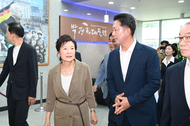 김장호 구미시장이 15일 육영수 여사 49주기에 맞춰 경북 구미를 찾은 박근혜 전 대통령과 