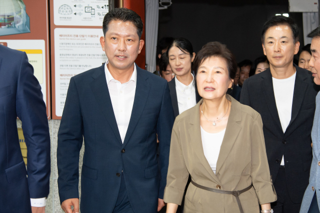 김장호 구미시장이 15일 육영수 여사 49주기에 맞춰 경북 구미를 방문한 박근혜 전 대통령과 만나 일정을 함께 했다. 구미시 제공