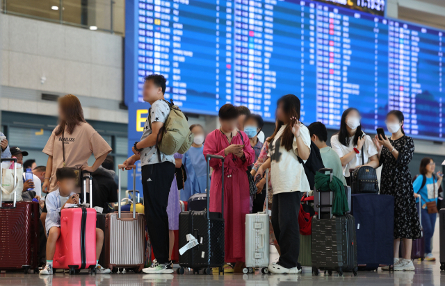 중국 지난에서 한국으로 단체 관광을 온 중국 단체 관광객들이 인천국제공항 제1여객터미널 입국장에서 가이드 안내를 기다리고 있다. 연합뉴스