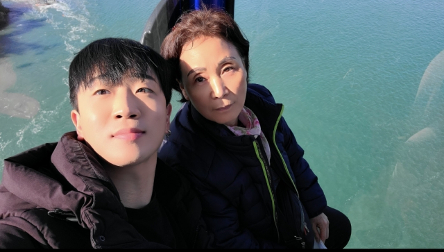실종된 윤보래 (오른쪽)씨와 아들 이형선 씨. 아들 이형선 씨 제공