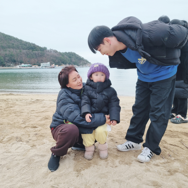 예천 산사태 실종자 윤보래(왼쪽) 씨가 손녀를 안고 아들 이형선 씨와 함께 찍은 사진. 아들 이형선 씨 제공